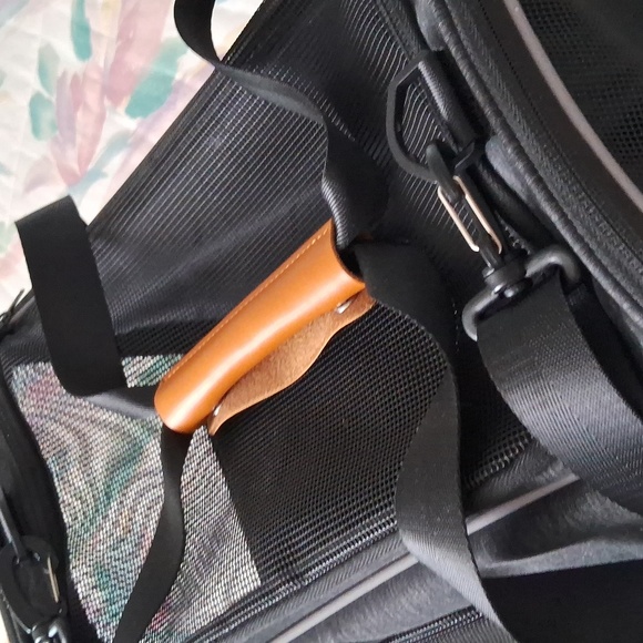 NWOT 16"W×15"L×13"H Fully Ventilated All-Pet Carrier with Lots of Extras 💜🩷💙 - Picture 3 of 10